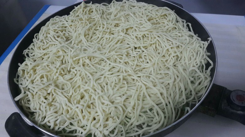 豆角肉焖面,放<a style='color:red;display:inline-block;' href='/shicai/ 526'>面条</a>