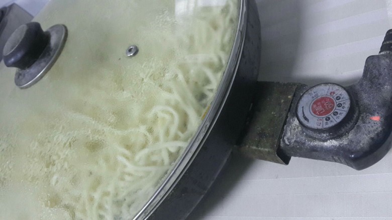 豆角肉焖面,加盖焖15分钟