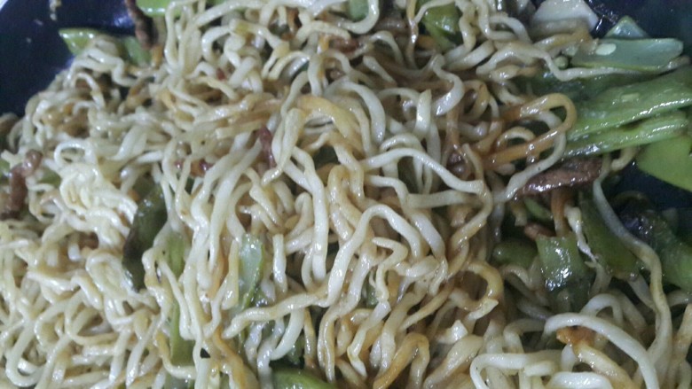 豆角肉焖面,加点<a style='color:red;display:inline-block;' href='/shicai/ 717'>味精</a>水拌匀，在焖2分钟