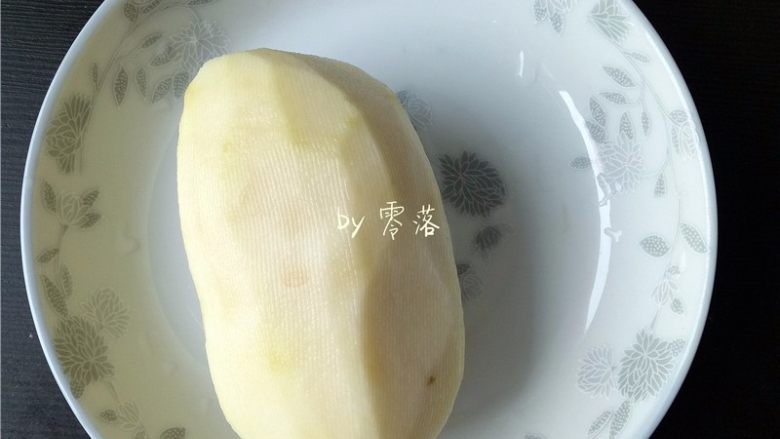 凉拌土豆片,土豆削皮,洗净;