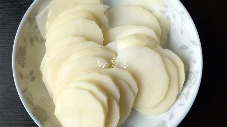 凉拌土豆片,再将土豆切片;