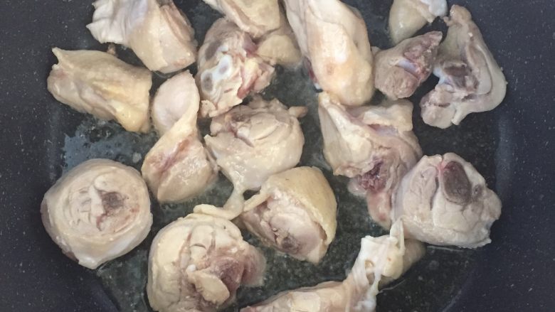 西红柿炖鸡腿,热锅放油，倒入鸡腿块煎至金黄，