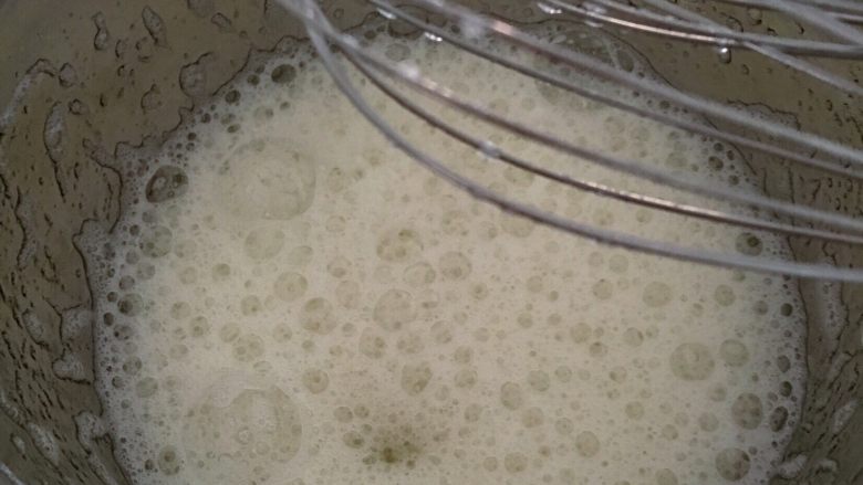炫彩(三色)戚风蛋糕,中速打到这个鱼泡眼样子,把剩下50g白糖分三次放入,此时是放入第一次白糖。