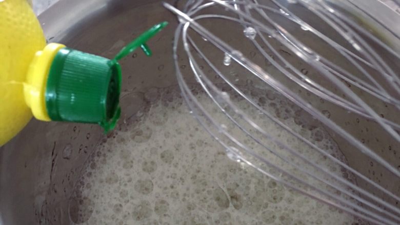炫彩(三色)戚风蛋糕,打发蛋白:低速打发到大气泡的时候放柠檬汁少许,主要去蛋腥。