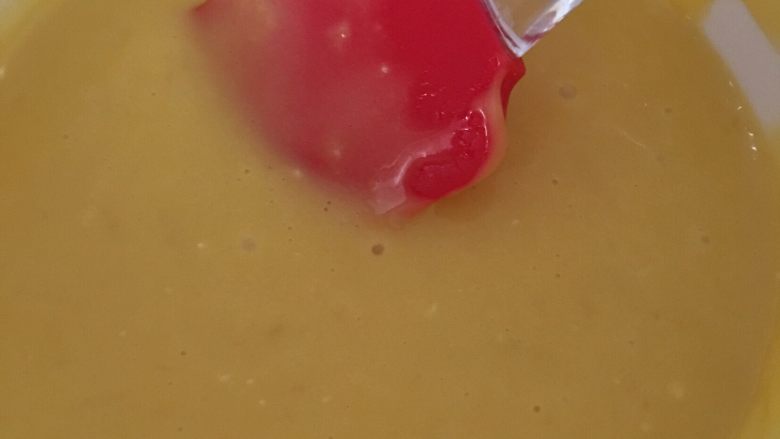 炫彩(三色)戚风蛋糕,用Z字型翻滚搅拌均匀。
