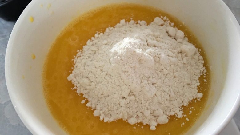 炫彩(三色)戚风蛋糕,加入过筛的低粉(不过我偷懒了直接倒进去的)
