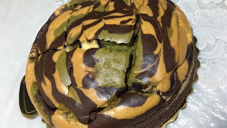 炫彩(三色)戚风蛋糕,蛋糕烤好从40米的高空摔下震出余热,倒扣放凉脱模。