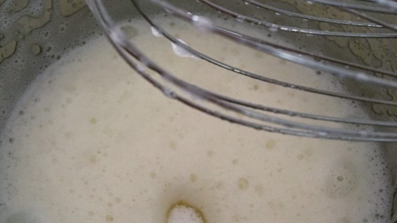 炫彩(三色)戚风蛋糕,细泡时候加入第二次白糖。