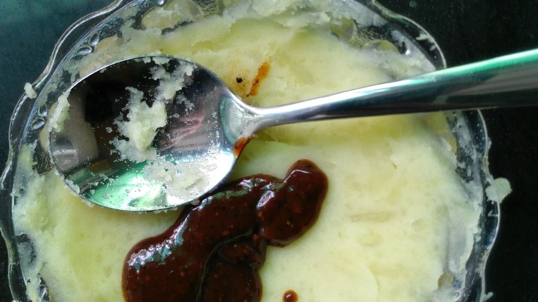 黑椒土豆泥,加入<a style='color:red;display:inline-block;' href='/shicai/ 26895'>黑椒酱</a>，拌匀