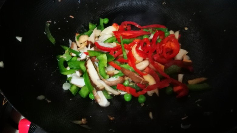 三文鱼饭卷&西洋参鸡汤,葱头姜蒜爆香,加入青椒香菇香菇豌豆翻炒,加豆芽让饭卷口感更好。