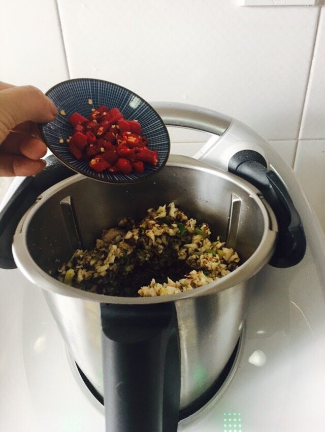 香菇牛肉酱,切碎后,如图,倒入红辣椒。