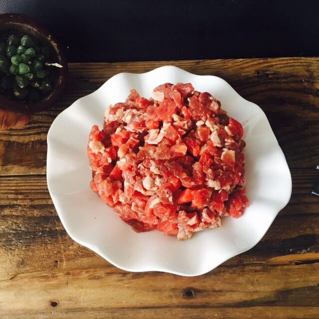 香菇牛肉酱,超市买的两片<a style='color:red;display:inline-block;' href='/shicai/ 216'>牛肉</a>,切丁。