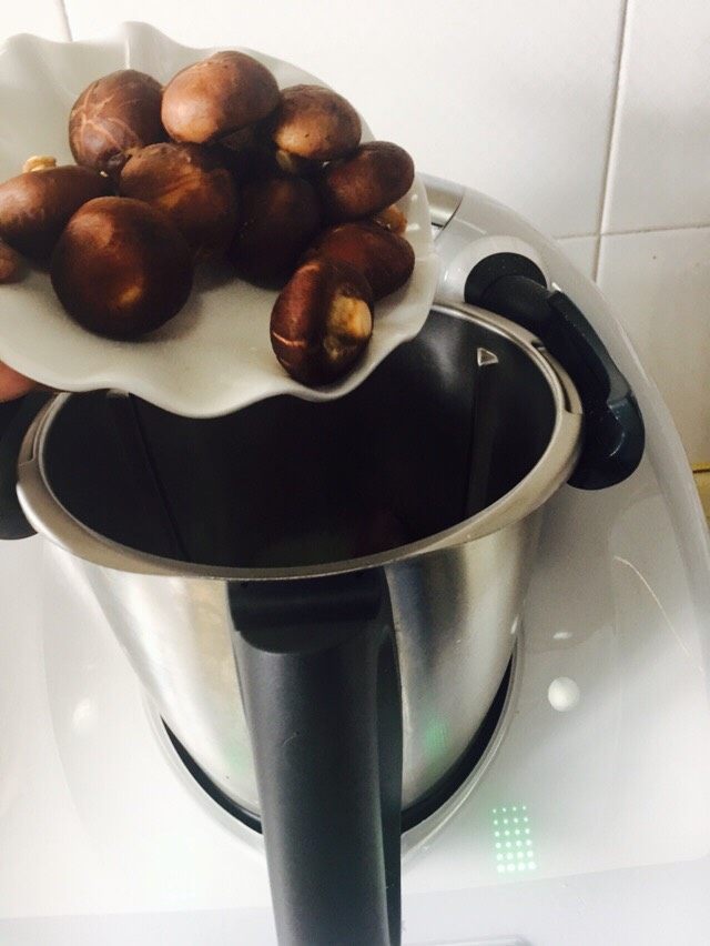 香菇牛肉酱,把整颗香菇,放小美主锅