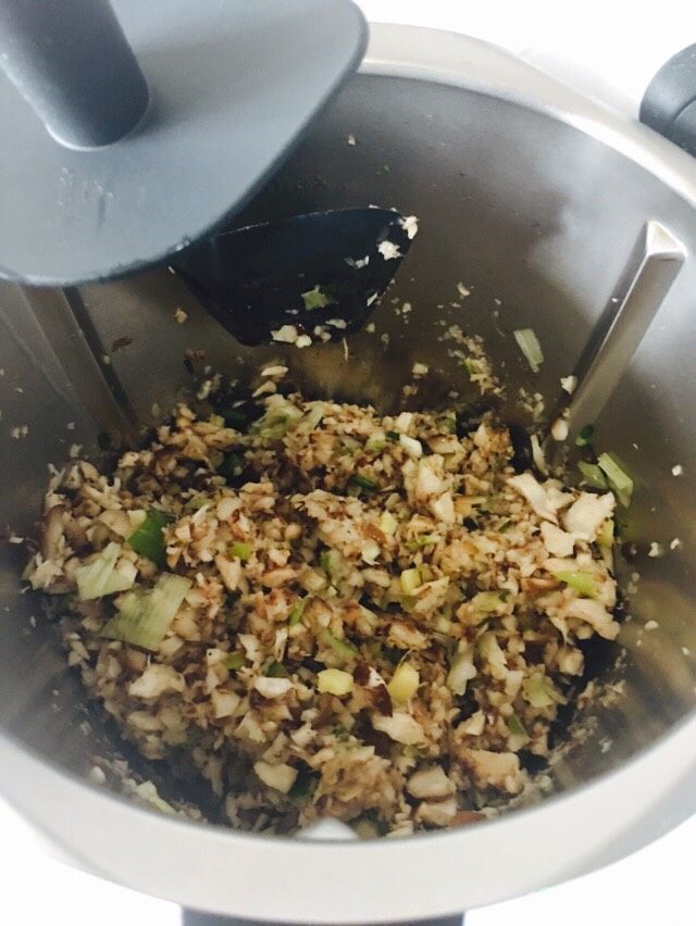 香菇牛肉酱,用铲子把香菇等其他佐料铲一下,到锅底。