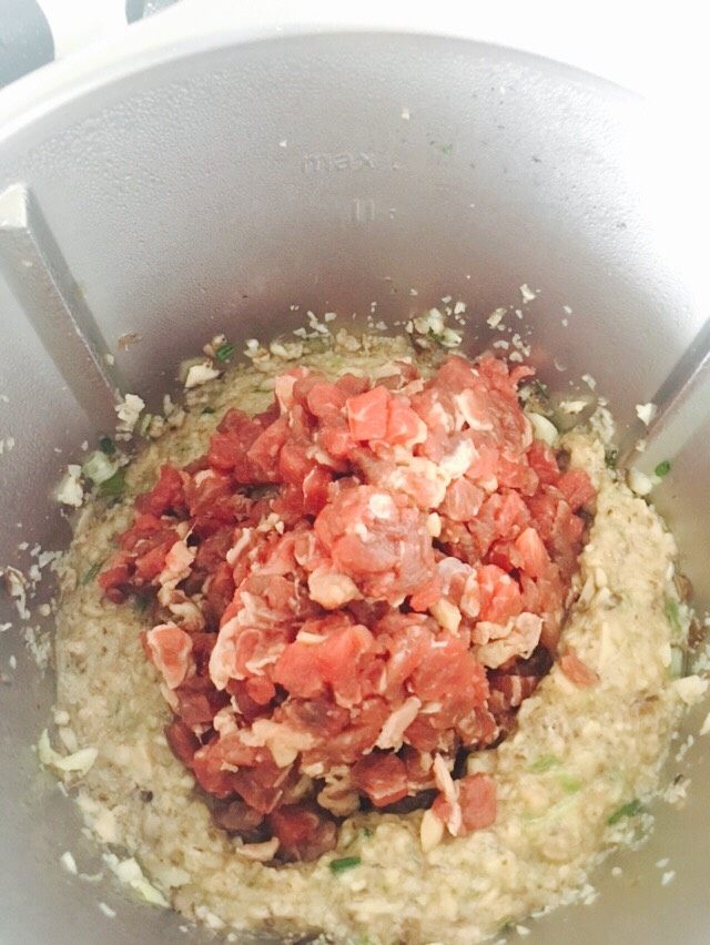 香菇牛肉酱,爆香后,倒入牛肉粒,自己吃,牛肉不用切很碎。