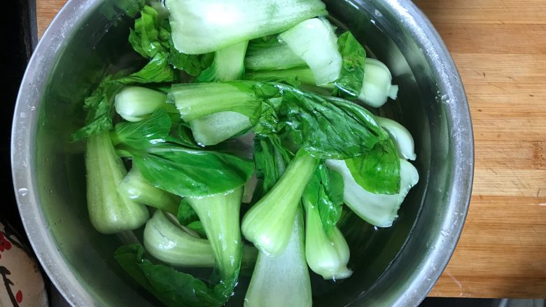家庭煲仔饭,油菜捞出放入冷水过凉。