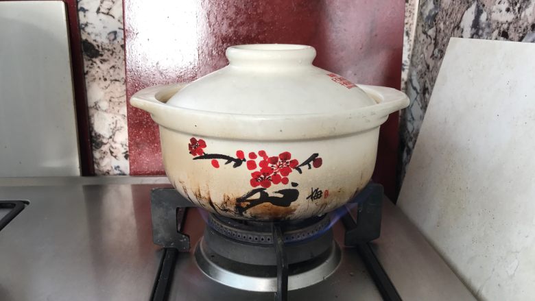 家庭煲仔饭,盖上盖子大火烧开。