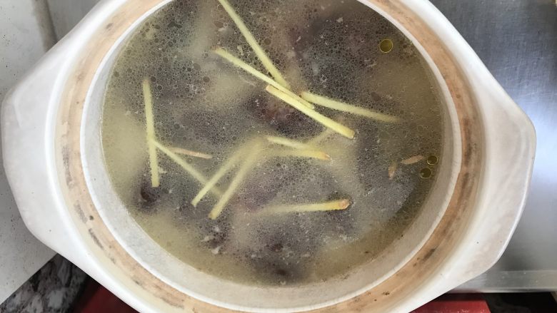 家庭煲仔饭,放水高于大米2公分。
