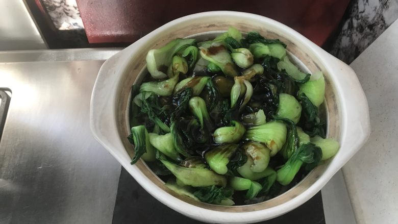 家庭煲仔饭,将碗汁淋在米饭上。