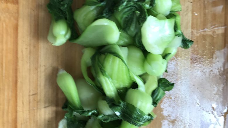 家庭煲仔饭,将油菜水份挤干。