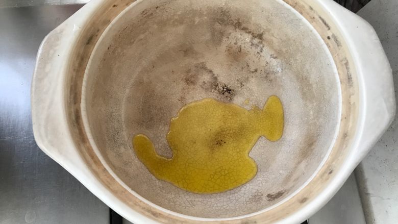 家庭煲仔饭,砂锅放入底油。