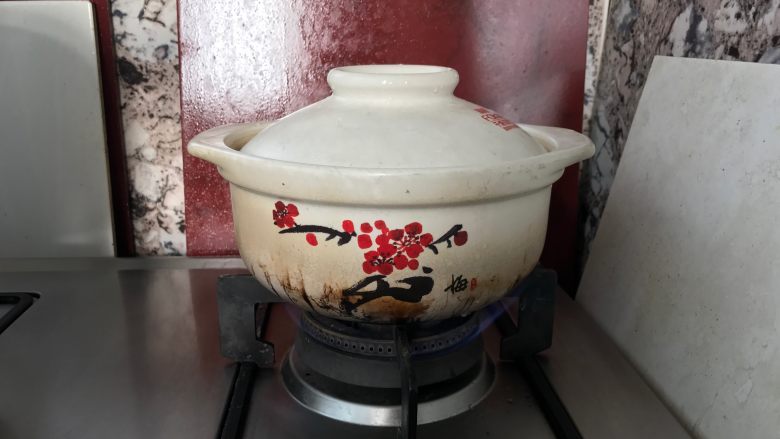 家庭煲仔饭,锅开后转小火慢煮。