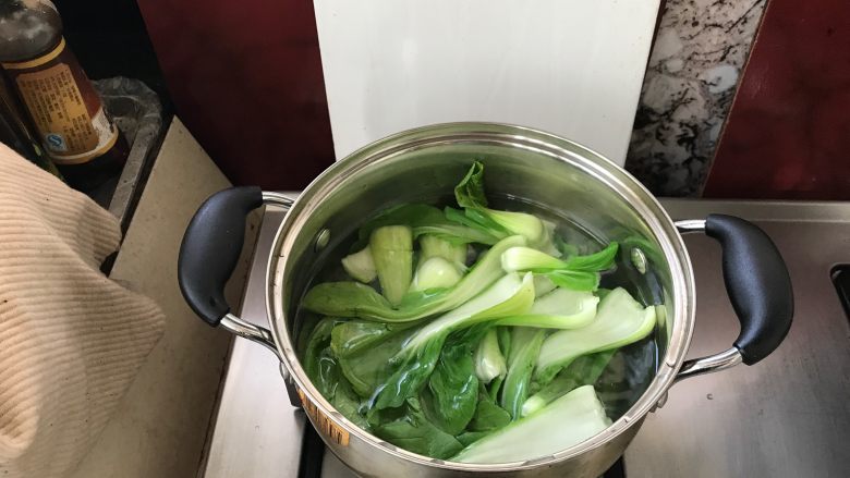 家庭煲仔饭,下入油菜略烫一下。