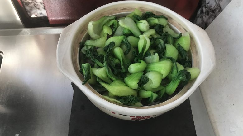 家庭煲仔饭,将油菜平铺在米饭上。