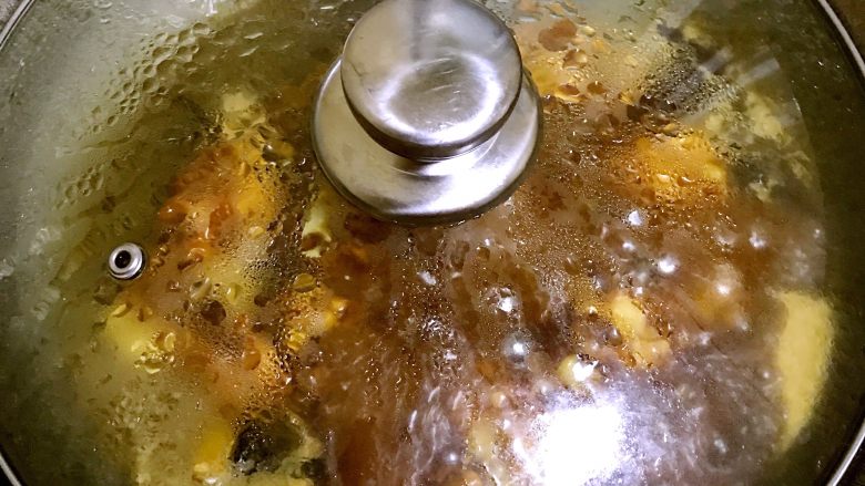 红烧鸡翅根,先小火火煮10-15分钟,改中大火继续煮,可收汁
