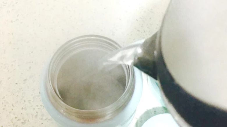 焖烧杯做酸奶,焖烧杯开水烫两遍、再倒一次开水盖好盖摇晃一下,倒掉预热的开水,倒入牛奶液,立刻盖好盖子,放到一个地方不要摇晃,等待8小时酸奶凝固放入冰箱冷藏