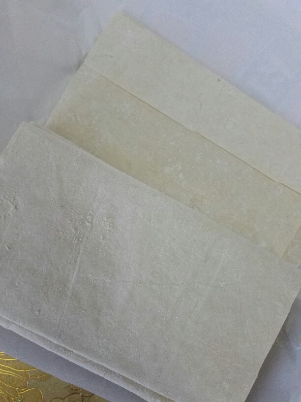 福州传统小吃——肉燕,取出燕皮,比较干,用水喷软下,剪馄饨皮那样大小