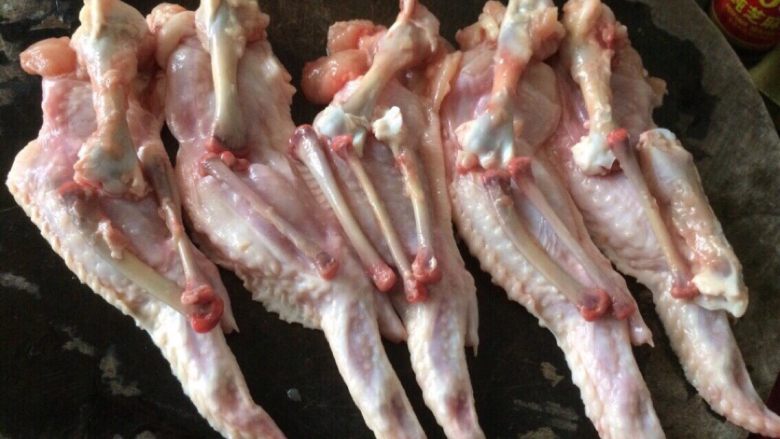 鸡翅包饭,然后用剪刀或者起骨头的刀把骨头弄出来,一定要注意不要弄破鸡翅表面噢