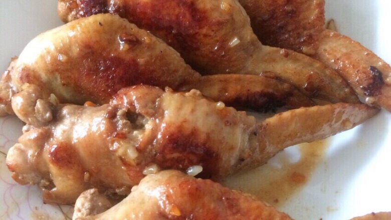 鸡翅包饭,最后把全部的鸡翅放入锅中,倒入生抽上色,然后每只鸡翅的两面刷上<a style='color:red;display:inline-block;' href='/shicai/ 865'>蜂蜜</a>,再煎一会儿鸡翅就可以出锅啦!!!