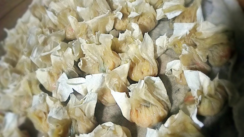 福州传统小吃——肉燕,如果想保存久点,摆好上锅蒸十五分钟左右,表皮呈这样半透明形就可以了,放凉后装盒子放冰箱冷冻