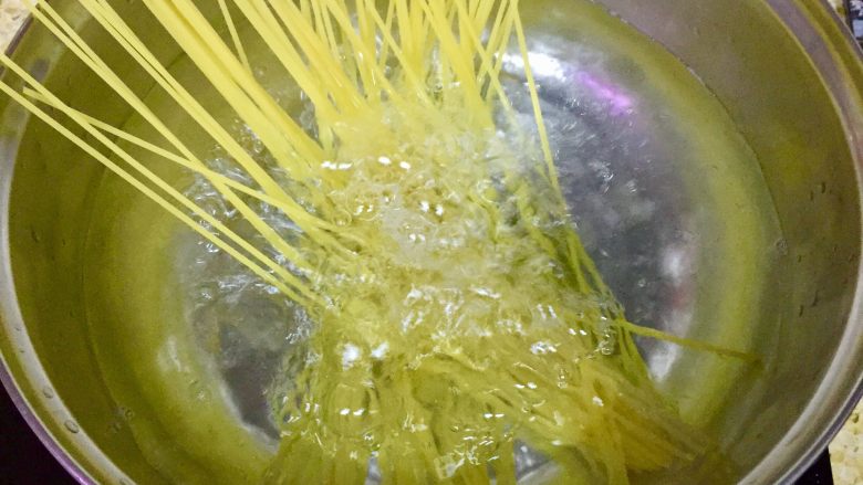 『「奶油培根意面」』,锅里的水烧开后,放入意面