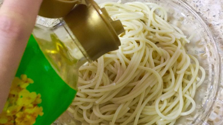 『「奶油培根意面」』,加入少许的食用油拌匀,放一旁备用