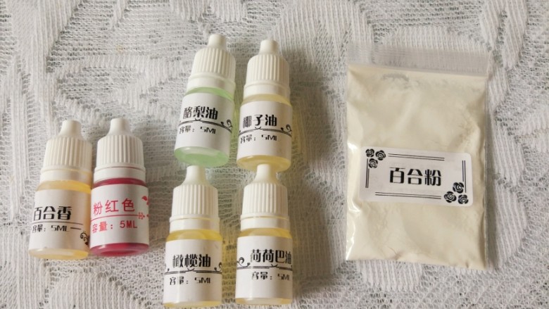 手工皂,基础油有四瓶:酪梨油,椰子油,橄榄油,荷荷巴油,<a style='color:red;display:inline-block;' href='/shicai/ 776'>香精</a>是百合香,花粉是百合粉,色素是粉红色,先取1克花粉用15克水溶解,待用。