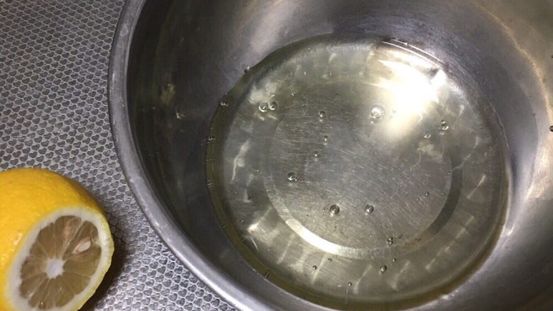 宝宝零食~奶溶豆,蛋清和蛋黄分离,蛋清放在干净无油无水的盆里,挤入3滴<a style='color:red;display:inline-block;' href='/shicai/ 98469'>鲜柠檬汁</a>。