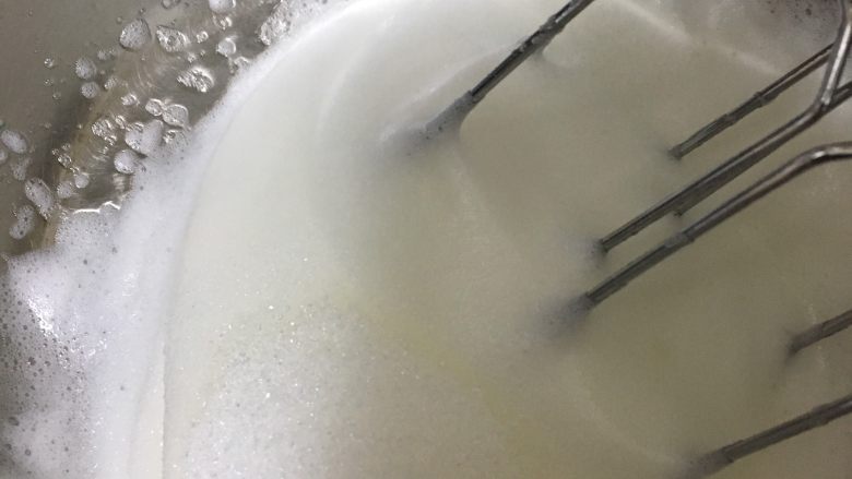 宝宝零食~奶溶豆,继续打发,放砂糖。