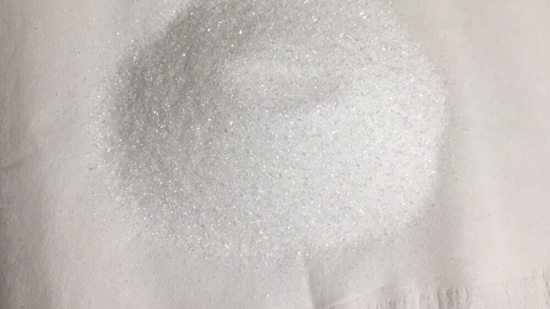 宝宝零食~奶溶豆,砂糖单独准备好,分2-3次放入蛋清中,糖的甜度根据宝宝的喜好可增可减。