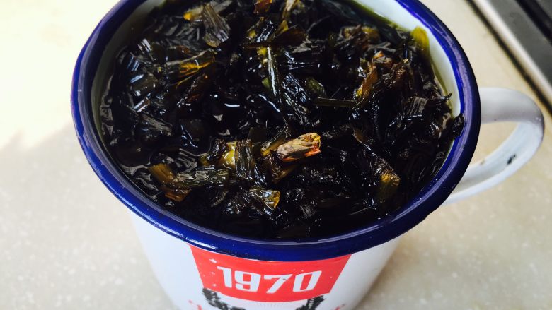 4月24日爱心早餐,事先熬好的葱油。那天整理冰箱,找出很多葱(买来的葱,吃不掉,切小段,装保鲜袋,放冷冻保存即可)倒入大概半斤油,放入葱段,因为冰箱出来,有点水,开中火,熬制大概十五分钟。煎点出来,冷了,脆脆的,就好了。冷却后,装瓶,装碗,装杯都可以,随意。