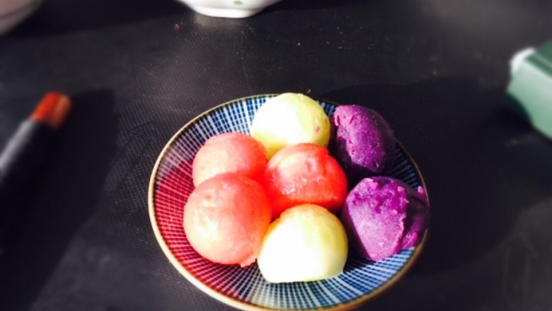 4月24日爱心早餐,用模具,西瓜黄瓜紫薯挖球,好玩。