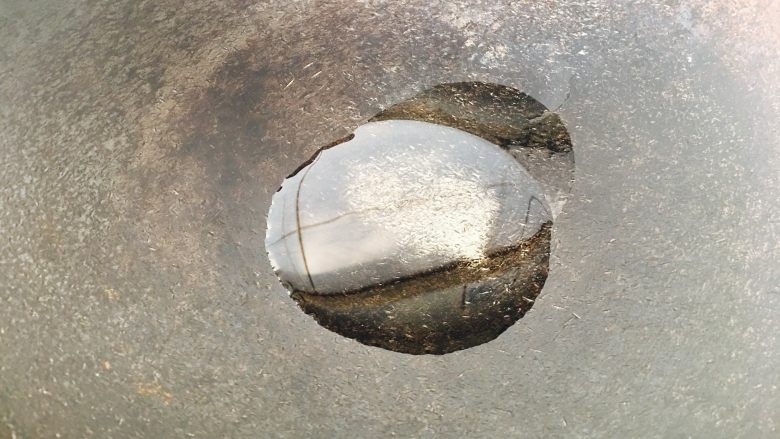 4月24日爱心早餐,油锅烧热,倒油,热锅冷油,烧个几秒,就可以倒菜进去。这样不冒烟,对身体也好。