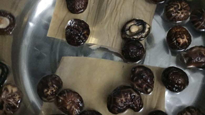 豆腐娘,把香菇和鱿鱼洗净,用温水泡发八个小时以上