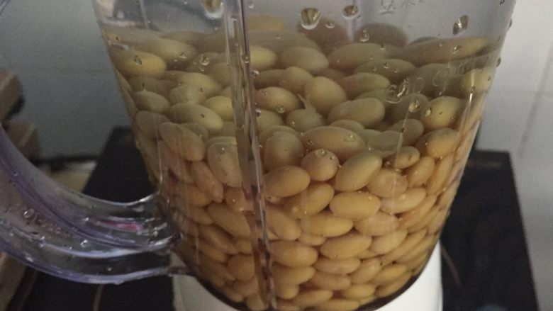 豆腐娘,把黄豆放入料理机,加适量的水,启动开关,磨俩分钟关掉