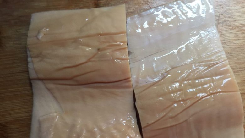 豆腐娘,泡发好的鱿鱼撕掉表面那层膜,洗净沥水