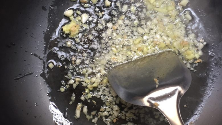 豆腐娘,热锅放油,爆香姜蒜