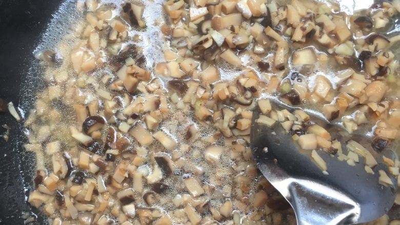 豆腐娘,加入一碗水煮开,再小火煮十分钟