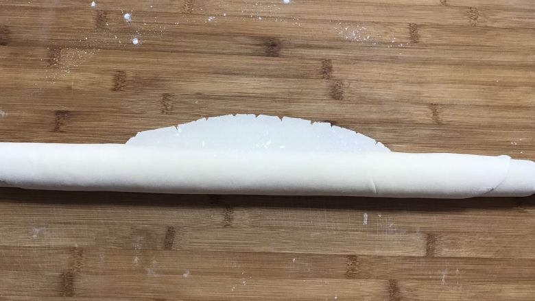 豆角土豆焖面,如图擀面杖上滚成圈
