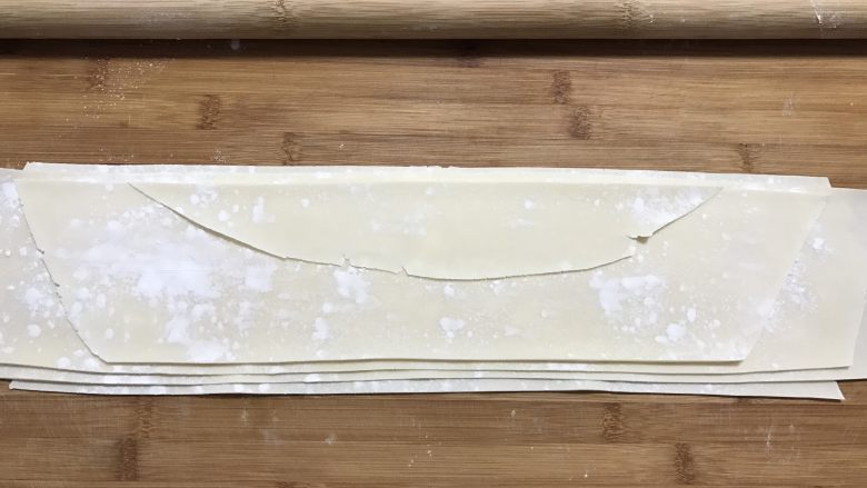 豆角土豆焖面,刀顺着擀面杖切一刀